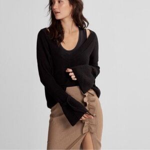 Express Women’s Bell Sleeve Crop V-Neck Black Pullover Sweater Size Medium